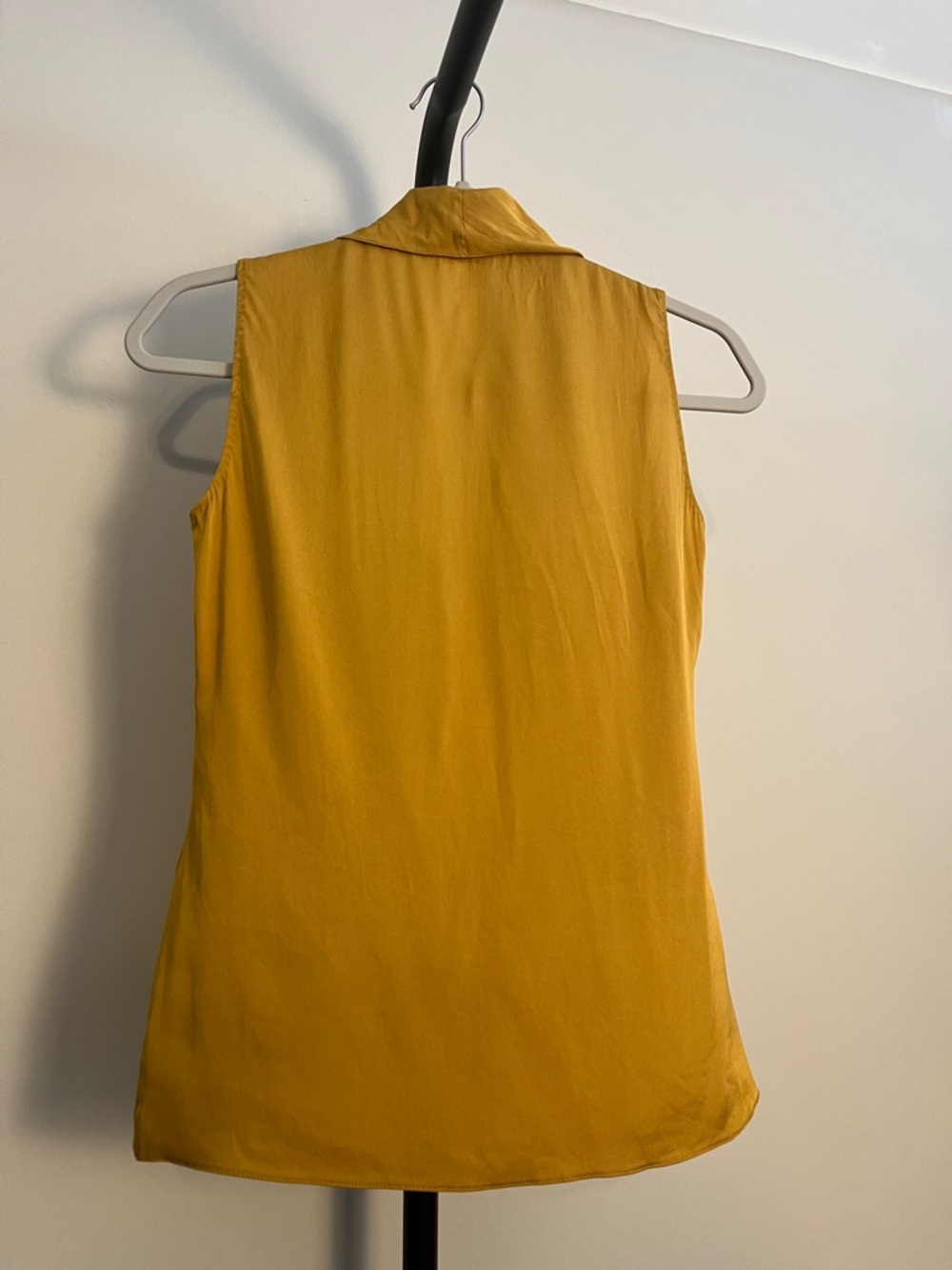 Elie Tahari SILK SATIN BLOUSE Sleeveless Ruffle V Neck Yellow Gold Size Small - Picture 3 of 5